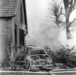 128555 Afbeelding van de brand bij autosloperij J. van der Vaart (Achttienhovensedijk 129) te Utrecht, waarbij tevens ...